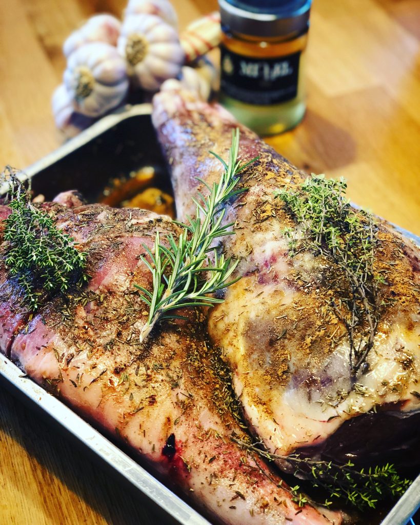 Gigot d'agneau confit au miel, épices & herbes